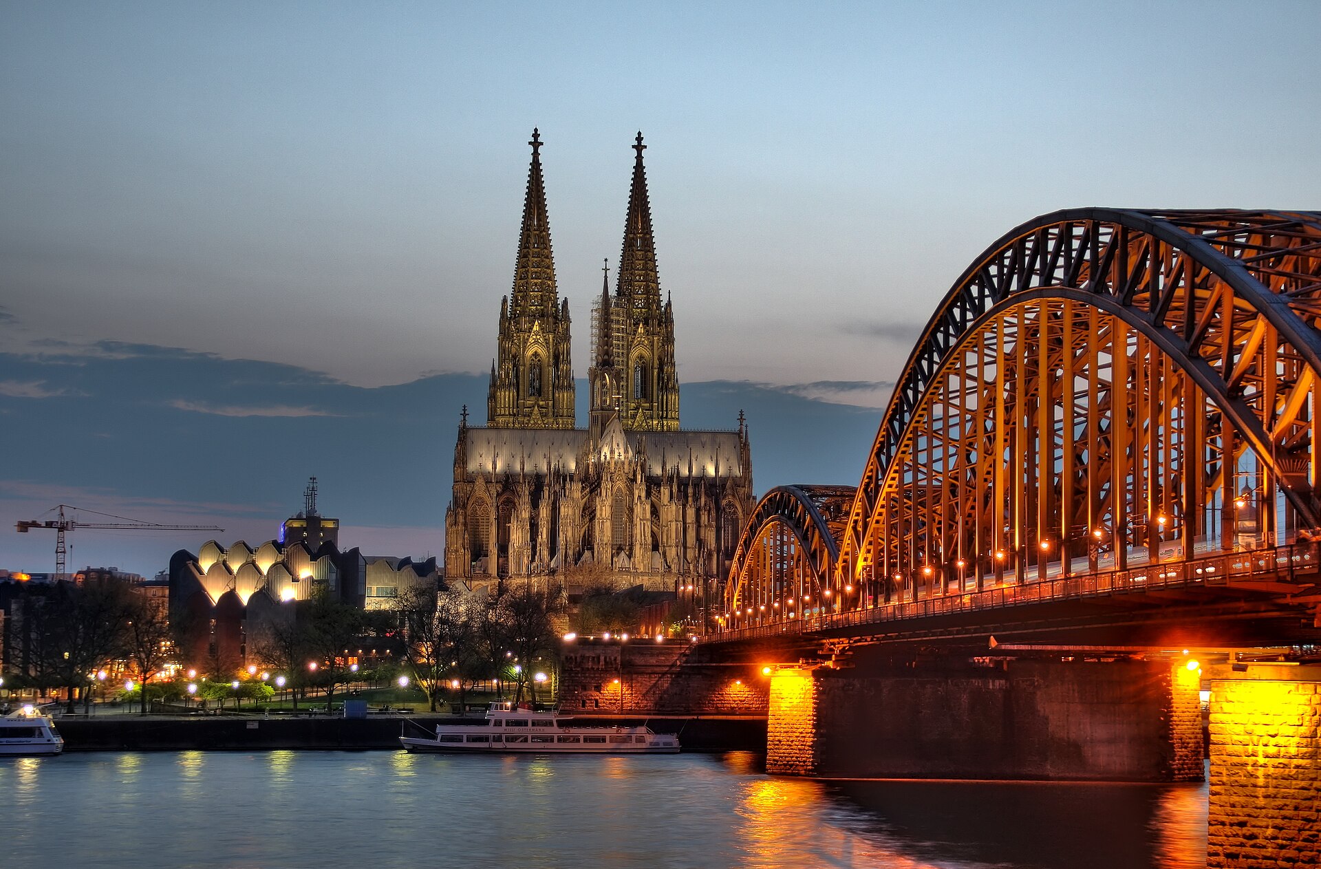 Kölner Dom und Hohenzollernbrücke in der Abenddämmerung – Kulisse der Fête de la Musique Köln 2027, schwarz-weiß