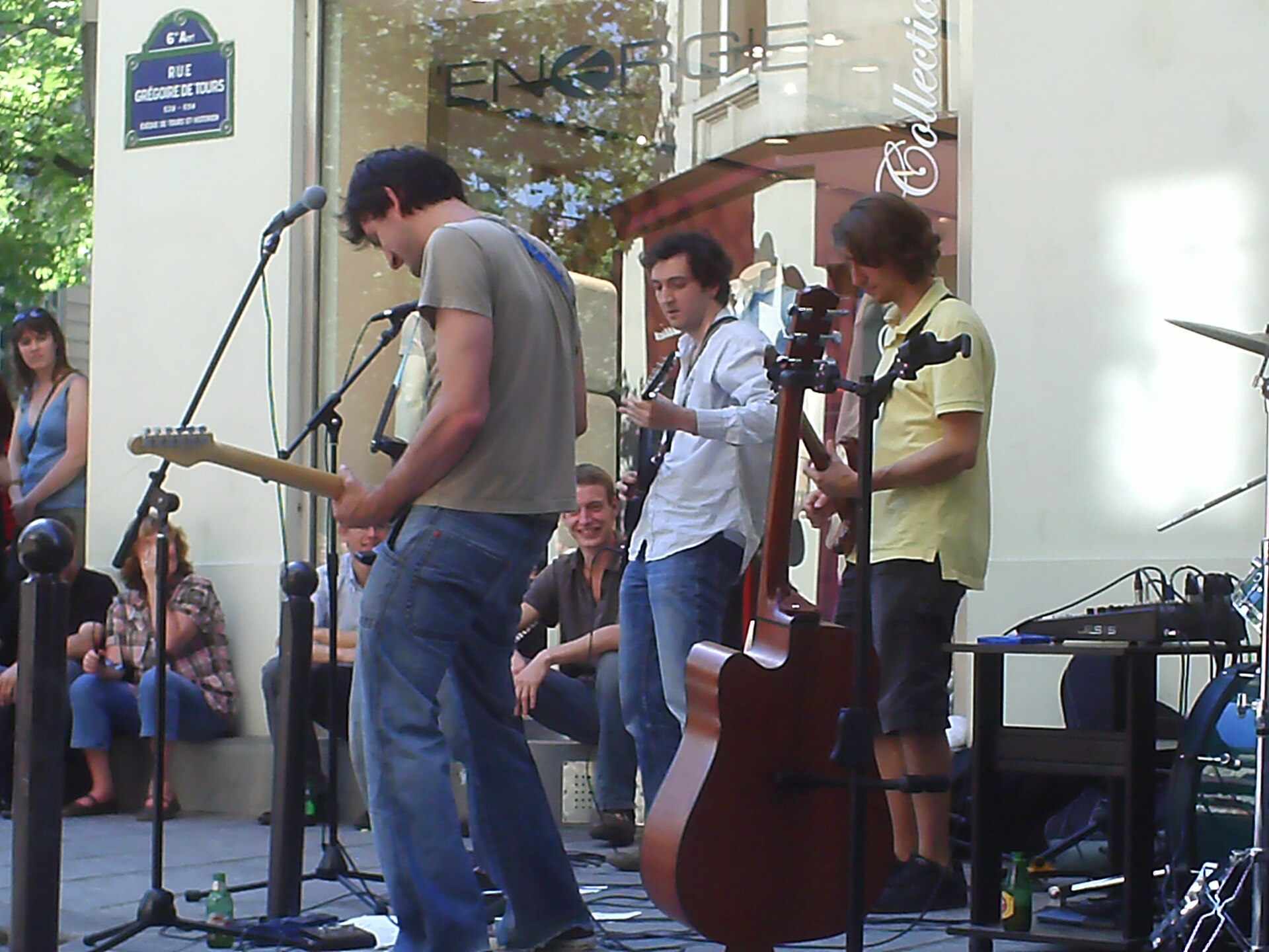 Band spielt bei der Fête de la Musique vor Publikum auf der Straße – Musik im öffentlichen Raum, schwarz-weiß